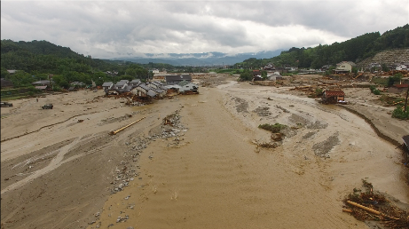 氾濫により泥に埋もれた赤谷川流域png